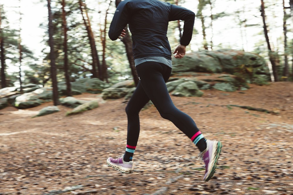 Coureur sur un single en forêt