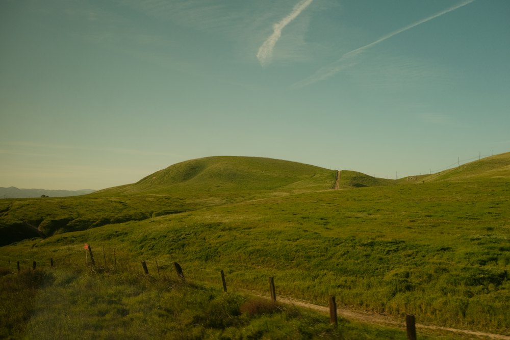 Collines et chemin de crête
